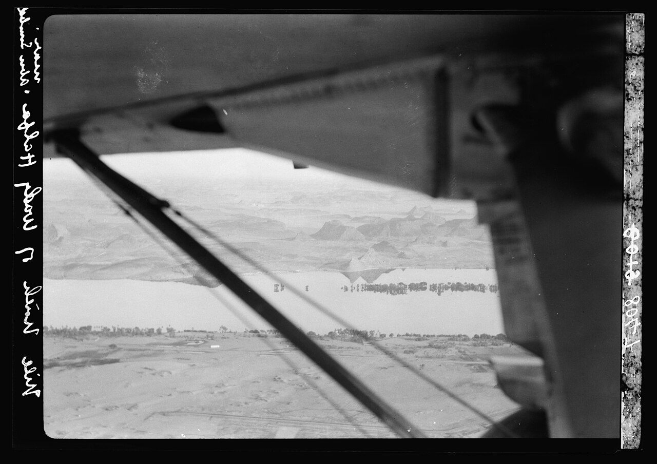 Context Wikimedia image: Egypt. Thebes to southern border of Egypt. Air view. Nile on approaching Wadi Halfa from north LOC matpc.17271